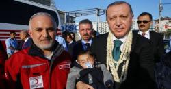 Presiden Turki Erdogan Gendong Bayi Simbol Penderitaan Perang Suriah