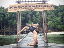 Anjasmara Unjuk Gerakan Yoga di Tepi Pulau Kakaban, Netizen: Keren!