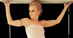 Begini Style Keren Dolores O'Riordan yang Terlihat Maskulin