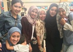 Foto Bareng Mantan Istri Engku Emran, Laudya Cynthia Dipuji Netizen