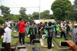 Rombongan Ojek Online Usung Keranda Laila Sari hingga Liang Lahat