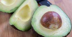 5 Bahan Alami Pembersih Wajah, Coba Oleskan Alpukat di Bagian Mata