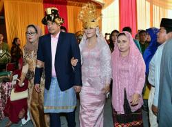 Beda Undangan ala Jawa dan Sumatera Kahiyang-Bobby