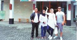 Ekspresi Kebahagiaan Arie Untung karena sang Istri Berhijab