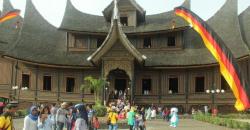 Menikmati Wisata di Istana Pagaruyung, Jangan Lupa Mencoba Baju Adat 