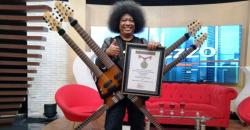 Mainkan Gitar 6 Kepala Berbobot 25 Kg, Puguh Kribo Hampir Cedera Leher