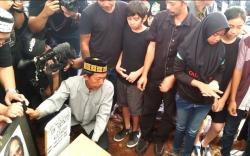 Penuh Haru, seperti Ini Penampakan Prosesi Pemakaman Yon Koeswoyo