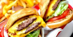 Cicipi Burger Terbesar di Dunia dengan Tumpukan 9 Roti