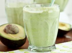 Segarnya Es Kelapa Muda dengan Campuran Alpukat