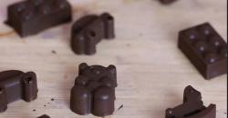 Liburan Asyik dengan si Kecil, Berkreasi Bikin Cokelat Karakter