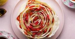Alternatif Sarapan dengan Strawberry Rose Crepe Cake nan Cantik