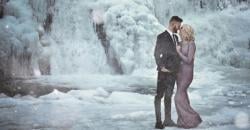 Foto Menakjubkan dengan Pemandangan Air Terjun Beku Raksasa