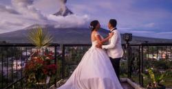 Tampil Memesona, Foto Pernikahan di Tengah Letusan Gunung Mayon