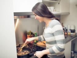 4 Kesalahan Memasak di Dapur, Salah Satunya Mencuci Daging Mentah