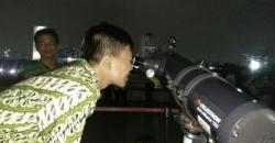 Pengunjung Takjub Melihat Super Blue Blood Moon di Monas