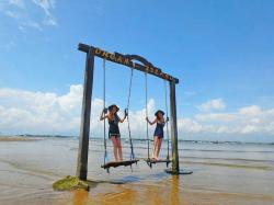 Aksi Bersih Pantai Mertasari Sambil Menikmati Pesona Bali