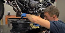 Penyebab dan Cara Menangani Oli Rembes pada Motor