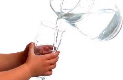 Konsumsi Air Putih Dukung Fungsi Penglihatan dan Memori Anak