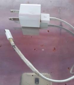 Gara-Gara Kabel iPhone Rusak, Remaja Ini Tewas Tersengat Listrik