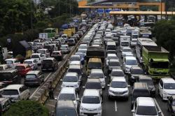 Tol Jakarta-Cikampek Macet, Jasa Marga Berlakukan Contra Flow