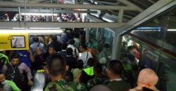 Imbas Listrik Mati, Stasiun Tanah Abang Penuh Sesak, Penumpang Ricuh