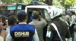 Truk Derek Hendak Diderek Dishub DKI, Sopir Berbaju Ditlantas Berontak