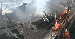 Gudang Penyimpanan Besi Tiang Listrik di Kemayoran Terbakar