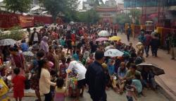 Pemandangan Rutin Imlek, Ratusan Pengemis Padati Wihara Petak Sembilan