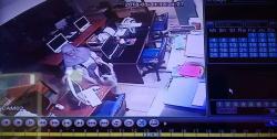 Terekam Kamera CCTV, Emak-Emak Berjilbab Curi Komputer di Jatinegara