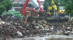 Banjir Kiriman dari Bogor, 1.500 Ton Sampah Migrasi ke Jakarta