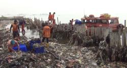 Tumpukan Sampah Plastik Rusak Keindahan Pesisir Pantai Utara Jakarta