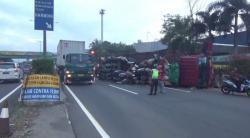 Sopir Mengantuk, Truk Muat Sepeda Motor Terguling di Tol Kebon Jeruk 
