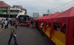 Tak Dapat Jatah Tenda, PKL Nekat Jualan di Atas Trotoar