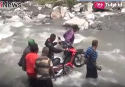Tak Ada Jembatan, Warga 4 Desa di NTT Seberangi Sungai Deras