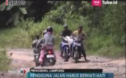 Jalan Rusak di Lampung, Warga Tuntun Kendaraan Agar Tak Jatuh ke Jurang