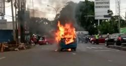 Angkot 41 Jurusan Cibinong-Kampung Rambutan Terbakar
