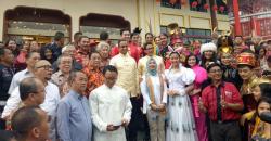 Anies-Sandi Pakai Baju Cheongsam Warna Emas di Festival Cap Go Meh  