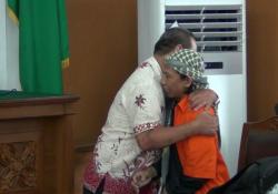 Sidang Bom Thamrin, Korban Jalan Tertatih Datangi dan Peluk Terdakwa