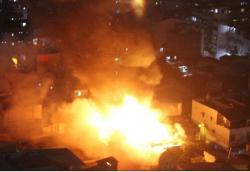 Kebakaran di Jembatan Besi Hanguskan Puluhan Rumah, Petugas Terluka