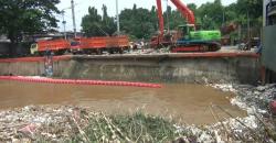 14 Truk Dikerahkan Angkut Tumpukan Sampah di Pintu Air Manggarai