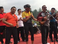 Sandi Sandingkan Grup Musik Pemprov DKI Goes Ploes dengan Elek Yo Band