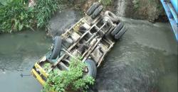 Tak Kuat Menanjak, Truk Pasir Tercebur ke Kali