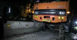 Truk Tabrak Separator di Jalan Letjen S Parman, Slipi