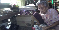 Hidup Sebatang Kara, Nenek Hawangi Tinggal Sekandang dengan Ayam