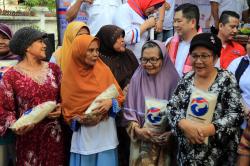 HUT Perindo Jakarta, HT Bagikan Beras Gratis ke Warga Cempaka Putih
