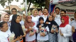 Kartini Perindo Bagi Beras ke Warga Kurang Mampu di Pademangan