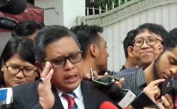  Beri Keterangan Pers soal Azwar Anas, Hasto Menangis