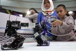 Mengisi Libur Sekolah dengan Bermain Robot