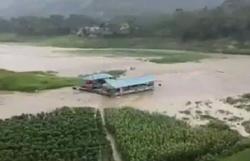Rumah Makan Terseret Arus Banjir di Bandung Barat