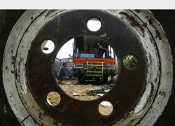 Melihat Proses Pemotongan Rangka Metromini 